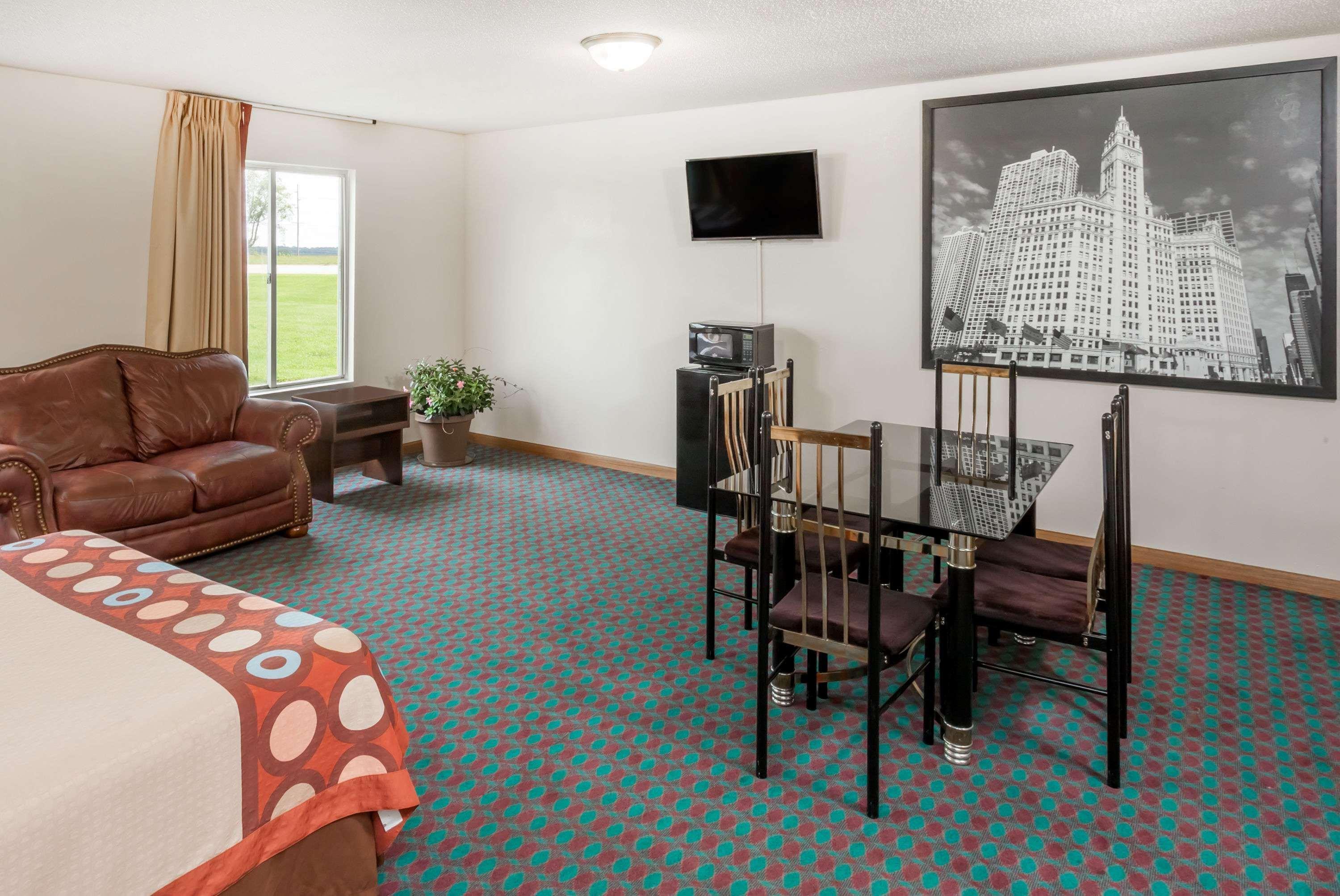 Super 8 By Wyndham Pekin/Peoria Area Hotel Exterior photo